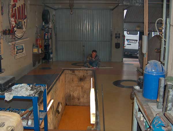 Garagenboden mit Emblemen